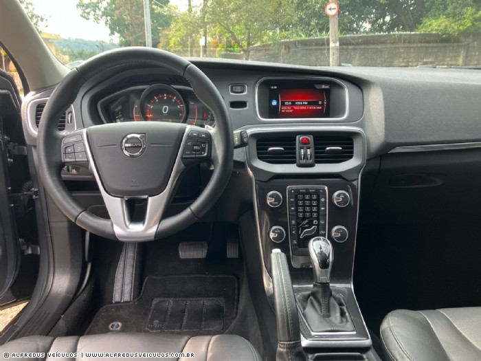 Volvo V40 2.0 T4 MOMENTUM  2018/2019